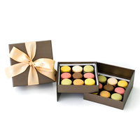 Boîte à macarons en carton ivoire texturé en relief pour service traiteur