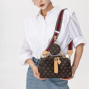 Sac carré tendance en PVC pour femme, haute qualité, durable, portable, à la mode, grande capacité, pour l'extérieur et le quotidien, petit format avec lettres - Product Image 1