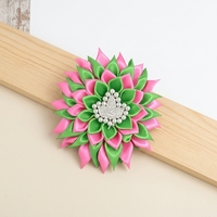 Broche en tissu satiné rose et vert avec fleur, centre en strass et perles, faite à la main, pour sororité grecque, épinglette personnalisée, vente en gros