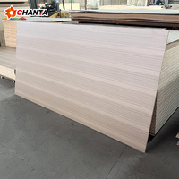 Panneaux de particules de bois de taille personnalisée E0 Panneaux de particules de PVC laminé 16mm 18mm Panneaux de particules de flocons d'aggloméré face à la mélamine blanche