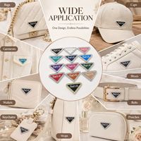 Charm con Logotipo Triangular Personalizado, Borde de Cristal, Centro Esmaltado con Monograma de Letras, 13 Opciones de Color, Etiqueta con Diseño de Logotipo