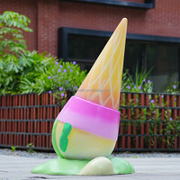 Grande sculpture extérieure en fibre de verre de cône de crème glacée pastel pour le centre commercial de dessert et l'affichage de statue de décor de zone scénique