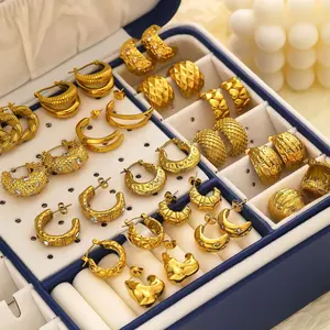 Venta al por mayor de joyería de moda personalizada 18K chapado en oro de acero inoxidable diamante circón círculo torcido grandes pendientes de aro en forma de C mujeres