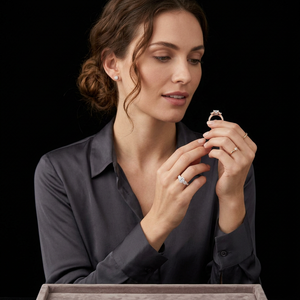 Bague de fiançailles pour femme en or 18 carats plaqué or, diamant de laboratoire taille brillant, style classique de luxe, bijou pour cadeau d'anniversaire ou de fête - Product Image 1