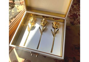 ดอกกุหลาบเคลือบทอง 24K ทำมือ พร้อมฐานตั้ง ดอกกุหลาบทองคำอมตะสุดหรู ของขวัญวันวาเลนไทน์และวันครบรอบ - Product Image 4