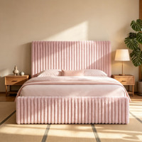 Lit plateforme capitonné élégant en velours rose avec tête de lit haute et rangement, taille King, pour chambre à coucher