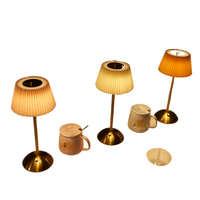 Nouvelle lampe de table en métal rechargeable sans fil, à commande tactile et à intensité variable, avec abat-jour plissé, pour la maison ou le bar.