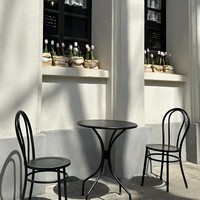 Chaise de salle à manger en métal de style américain rétro, minimaliste moderne, chaise d'extérieur décontractée et tendance à dossier rond pour hôtels, cafés et salons de thé.