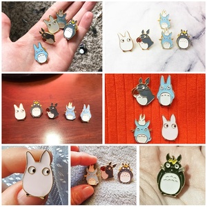 เข็มกลัดอนิเมะตลกญี่ปุ่นการ์ตูนแมวเครื่องประดับเคลือบขาสาวน่ารักปุ่มไอคอนของขวัญปกขา - Product Image 4