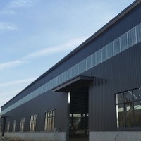 Atelier à grande portée en structure métallique, abri métallique préfabriqué résistant au vent et à la neige, bâtiment de stationnement industriel sur mesure pour véhicules