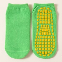 Chaussettes de terrain de jeu d'intérieur avec poignées chaussettes de trampoline de parc en caoutchouc antidérapantes pour enfants adultes utilisés dans les parcs de château et de trampoline coquins