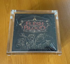 Boîte <span class=keywords><strong>de</strong></span> booster Alpha <span class=keywords><strong>de</strong></span> 1ère édition <span class=keywords><strong>de</strong></span> Flesh and Blood, personnalisée par SSJ, moderne, avec étui en acrylique, Flesh Blood Booster Box - Product Image 1