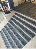 Tapis grattoir industriel en PVC robuste, design géométrique modulaire pour les zones d'entrée à fort trafic