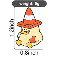 Broche en émail mignonne de dessin animé, motif canard jaune et chat portant un chapeau de signalisation routière, style cône de circulation, bijou, cadeau, badge de revers