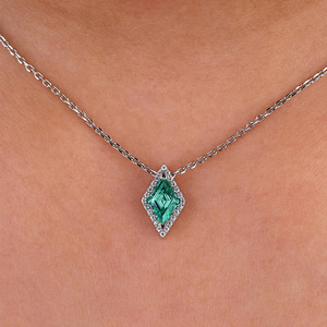 Collana con Pendente Solitario Taglio Smeraldo in Oro Bianco Placcato Rodio Design Geometrico Classico da Donna per Uso Quotidiano - Product Image 1