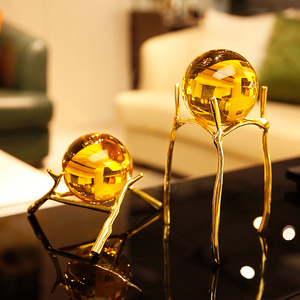 Bola Kristal Amber dengan Dudukan Emas, Ornamen Mewah Modern untuk Dekorasi Rumah, Ruang Tamu, Kantor, dan Meja Kerja - Product Image 5