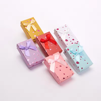 Boîte à bijoux avec couvercle et ruban pour le rangement des bijoux, boîte cadeau pour colliers, bagues, boucles d'oreilles et pendentifs