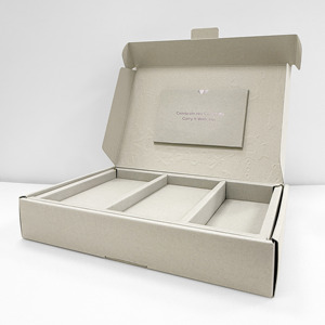Boîtes d'emballage avion haut de gamme avec gaufrage élégant, impression quadricolore et conception multicouche pour un emballage sécurisé de coques de téléphone et de montres - Product Image 3