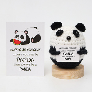 Venta al por mayor de muñecos de panda terminados, hechos a mano con hilo, figuras de dibujos animados, tarjetas de colores en inglés y bases. - Product Image 3
