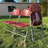 Chaise pliante en plastique rouge avec structure métallique, mobilier de jardin moderne, design léger et portable pour utilisation sur sol dur