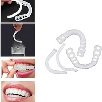 Prothèses dentaires parfaites à clipser pour l'enseignement et les couvre-dents temporaires pour recouvrir les dents imperfections.