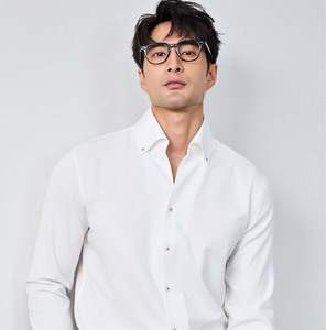 เสื้อเชิ้ตผู้ชายลำลอง แขนยาว สีน้ำเงินเข้ม น้ำหนักเบา สำหรับฤดูใบไม้ผลิ ปรับแต่งได้ ปักโลโก้ คุณภาพสูง - Product Image 2