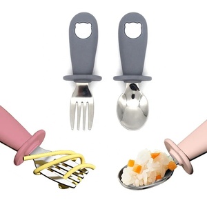 Ensemble de vaisselle de pré-alimentation en gros pour bébés, design moderne, cuillère en silicone souple, acier inoxydable et céramique - Product Image 1