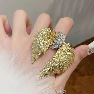 Винтажное золотое кольцо с перьями и открытым дизайном для женщин, элитное банкетное кольцо с высококачественными стразами - Product Image 3