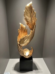 Adorno de Resina con Pluma Dorada y Base de Bola de Cristal, Escultura Decorativa Moderna para el Hogar, Vestíbulo de Hotel - Product Image 3