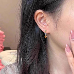 Petit livre rouge, même style, zircon coloré, trèfle à quatre feuilles, pompon, Kevlar, électroplaqué, luxe léger, haut de gamme, élégant, pour femme - Product Image 3