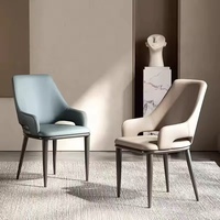Chaise de salle à manger en cuir artisanal avec dossier ergonomique, pieds en métal robustes et structure supérieure
