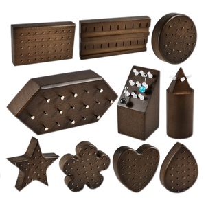 Espositore in Legno Massello Marrone a Forma di Cuore e Fiore per Gioielli da Piercing Elegante Supporto in Legno per Gioielleria da Piercing alla Moda - Product Image 1