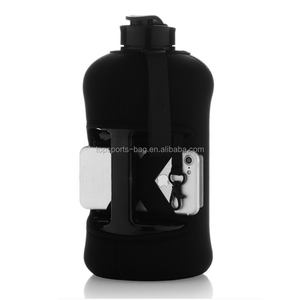 2.2L Botella de agua de medio galón Funda de almacenamiento aislada Neopreno Negro con soporte para teléfono - Product Image 2