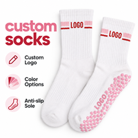 Chaussettes de yoga personnalisées blanches mi-mollet avec grip, bord côtelé rayé, points en silicone antidérapants, chaussettes d'entraînement de Pilates personnalisées