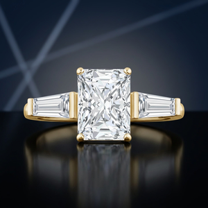Anillo de Compromiso Clásico de Tres Piedras con Diamante Cultivado en Laboratorio de Corte Radiante, Piedras Laterales en Forma de Baguette, Chapado en Rodio, Oro de 10K, 14K, 18K - Product Image 1