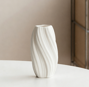 Vase en céramique blanc, forme spirale irrégulière, à large ouverture, pour décoration rustique de salon ou console TV - Product Image 5