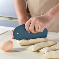 Grattoir à pâte en silicone de qualité supérieure avec échelle de mesure et poignée ergonomique pour la pâtisserie à domicile et la cuisine