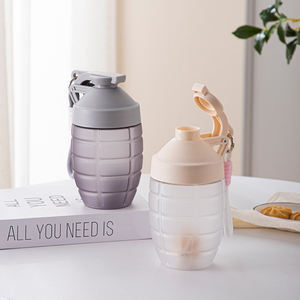 Botella de agua de plástico con forma de <span class=keywords><strong>Granada</strong></span> única, botella agitadora portátil de 600ml con asa - Product Image 2