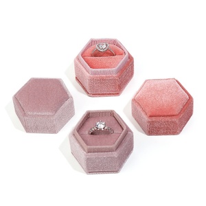 YaNeng - Caja de Joyería Hexagonal de Terciopelo de Lujo Vintage con Logotipo Personalizado, Cierre de Hebilla, Embalaje para Anillos Dobles, Modelo YN-H2024014 - Product Image 5