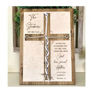 Letrero de Boda con Diseño de Cruz Trenzada y la Frase 'Lo que Dios Unió', Ideal para Ceremonias de Unión - Product Image 3