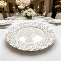 Luxuriöser Kunststoff-Platzteller 13 Zoll Pulverbeschichtet Gewebtes Knotenmuster Geprägter Wellenrand Elegantes Rosa Design für Hochzeit und Feiern
