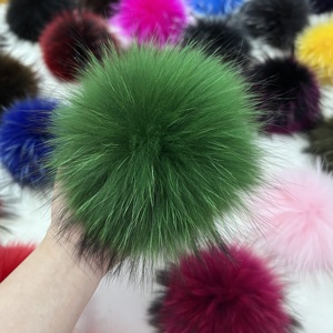Vente en gros de pompons en fourrure de raton laveur multicolores pour femmes bonnet super large ponpon en fourrure de raton laveur avec bouton pression - Product Image 5