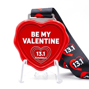 Medalla Roja de San Valentín Estilo Sello con Grabado de Corazón <span class=keywords><strong>en</strong></span> Capas y Texto Be My Valentine para Eventos Temáticos del 13.1 - Product Image 1