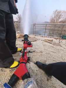 Canon à eau haute pression pour lutte contre les incendies, débit de 40 L/s, portée de 65 m, pulvérisation DC/brume avec pieds pliables, flexible et portable pour les opérations de sauvetage incendie - Product Image 6