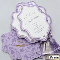 Tarjetas de Programación de Boda Personalizadas Elegantes con Borde Festoneado y Monograma en Dorado, Tarjeta de Menú en Capas Color Borgoña con Borla