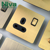 Enchufe universal Niva Brass Single 13A con interruptor y puerto USB A+C de carga rápida para hoteles de lujo y hogares.