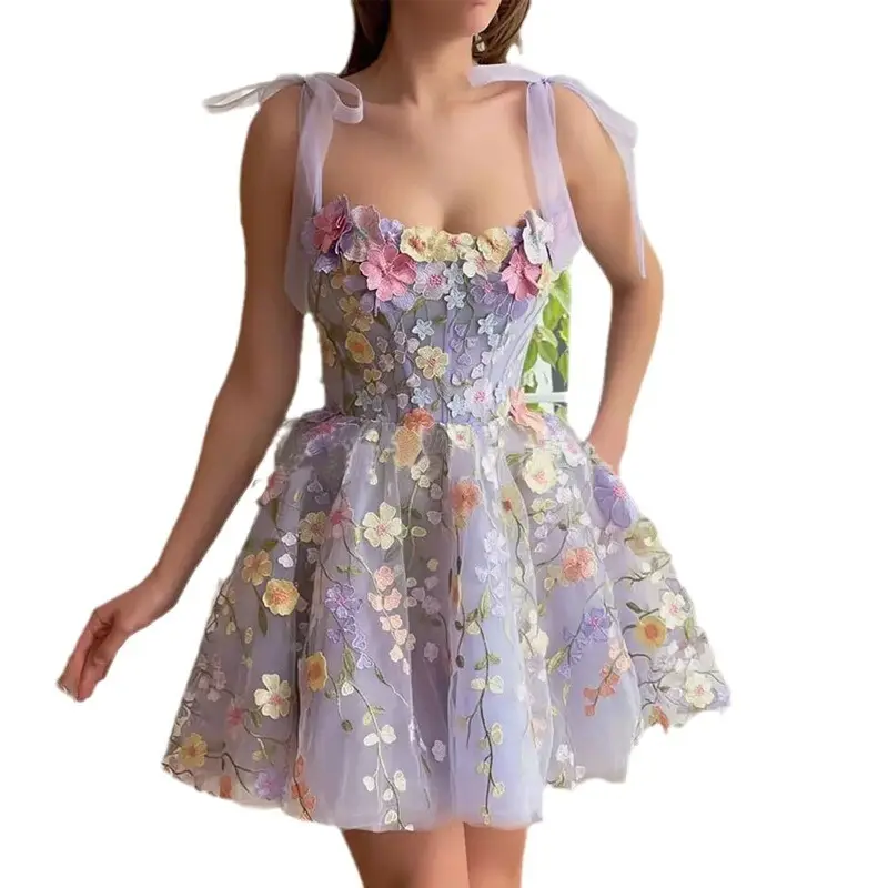 Damen neuer Glamour Blumenstickerei Schönheitskleid trägerloses Minikleid