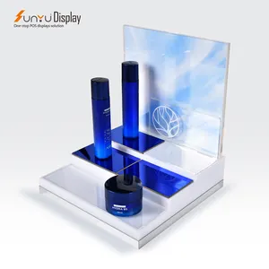 Soporte de exhibición de belleza de maquillaje cosmético de diseño personalizado Soporte de exhibición de acrílico de 3 niveles con luz LED