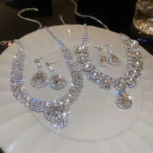 クラシックスタイルのダイヤモンドドロップレースネックレスセット結婚披露宴の婚約記念日ギフト用の金メッキ合金チェーン