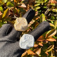 Hip-Hop Messing-Ring mit Runden und Baguette-Zirkonia-Steinen, T-Kreuz-Design, Echtvergoldet, Voll Besetzt mit Zirkonia, Breiter Bling-Fingerring, Schmuckstück